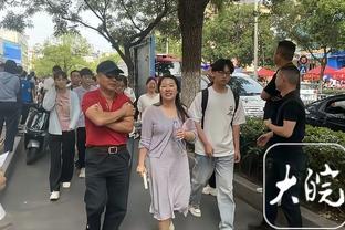 写的是啥❓穆帅昨天通过球童递了张纸条给帕特里西奥